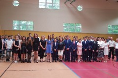 Uczniowie klas VIII wraz nauczycielami